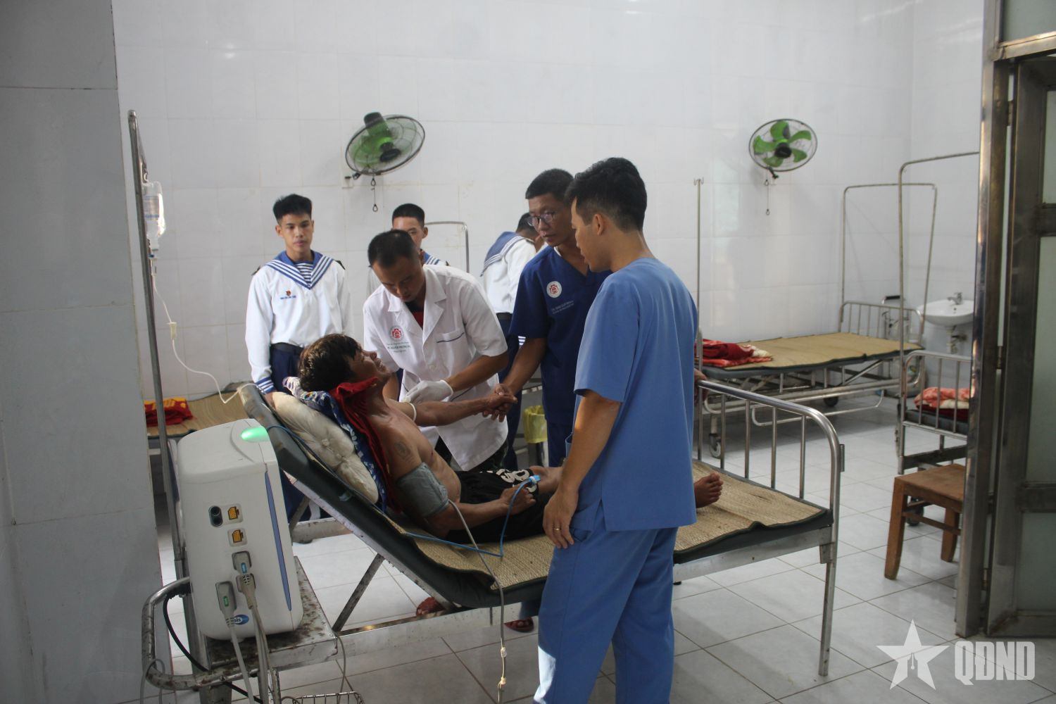 Bệnh xá đảo Song Tử Tây cấp cứu kịp thời ngư dân bị co rút cơ trên quần đảo Trường Sa